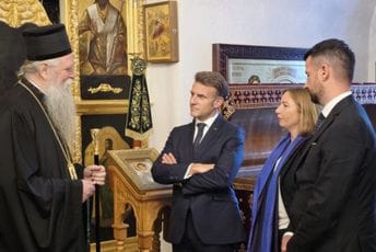 Makron posjetio Cetinjski manastir, evo o čemu je razgovarao sa Joanikijem