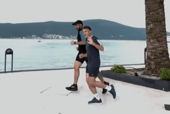 (VIDEO) Makron džogirao Tivtom, pratilo ga više članova obezbjeđenja