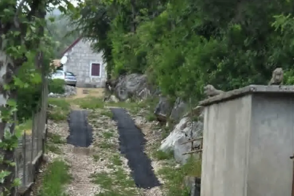 Podgorica: Žitlejima sela Orasi dojadilo čekanje - kupili asfalt i krpe makadam