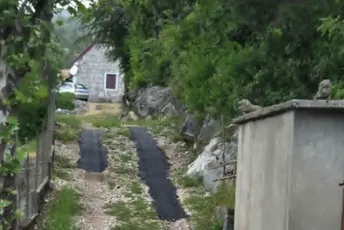 Podgorica: Žiteljima sela Orasi dojadilo čekanje - kupili asfalt i krpe makadam