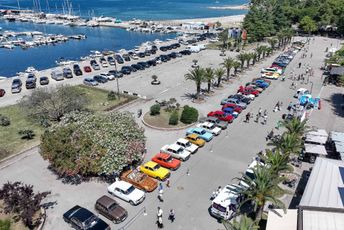 (FOTO/VIDEO) U Baru predstavljeno više od 50 oldtajmera