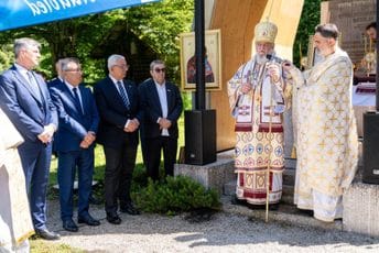 Mandić i Đukanović odali počast stradalima na Zidanom mostu: "Crna Gora da usvoji Rezoluciju o osudi komunističkih zločina" Mandić i Đukanović odali počast stradalima na Zidanom mostu: "Crna Gora da usvoji Rezoluciju o osudi komunističkih zločina"