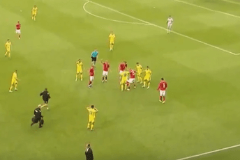 Šok u Odenzeu: Eriksen ponovo kolabirao na terenu, meč prekinut (VIDEO) Šok u Odenzeu: Eriksen ponovo kolabirao na terenu, meč prekinut (VIDEO)