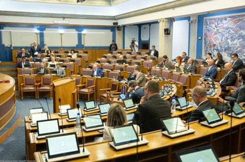 Na pitanja poslanika odgovaraće tri vicepremijera i ministar