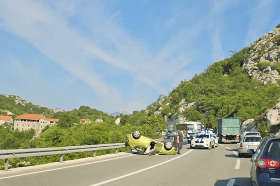 Na putu Podgorica - Cetinje: Vozilo završilo na krovu