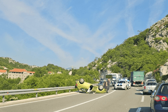 Na putu Podgorica - Cetinje: Vozilo završilo na krovu