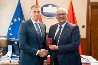 Mandić čestitao Aleksandru Klemenku dobijanje pasoša Crne Gore Mandić čestitao Aleksandru Klemenku dobijanje pasoša Crne Gore