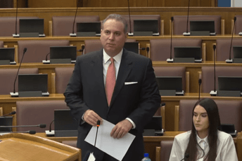 Ivanović odgovorio Kneževiću pjesmom: Žene vole oficire