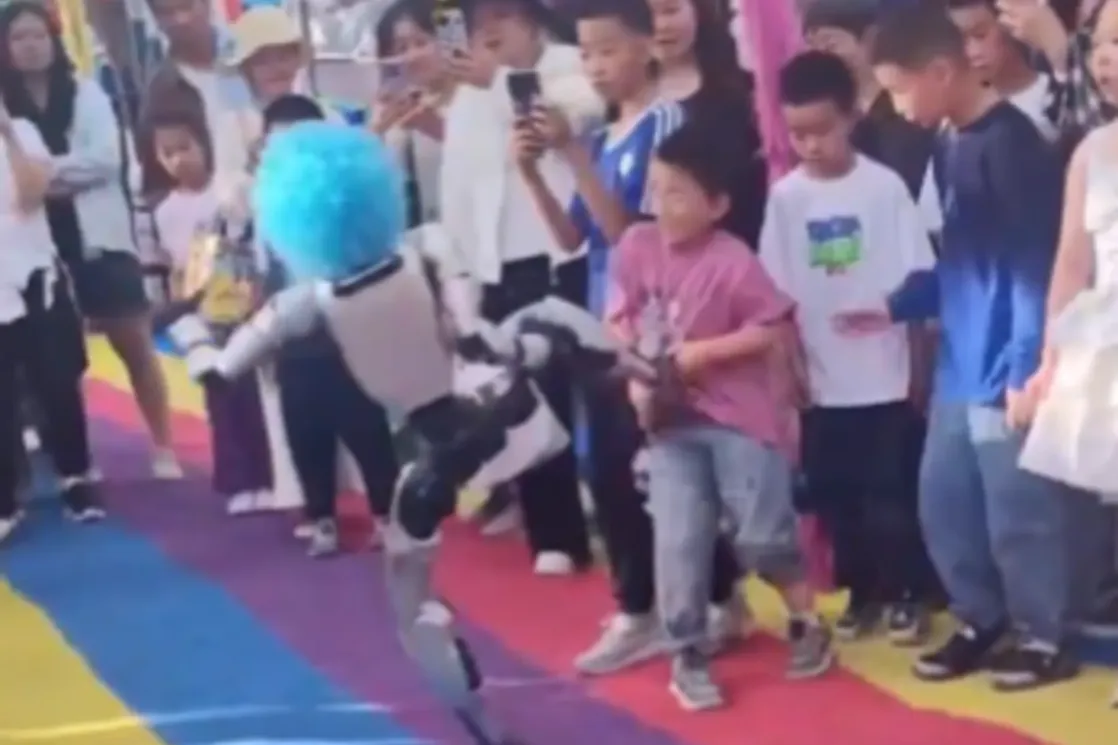 (VIDEO) Incident na javnom događaju: Robot nogom udario dije