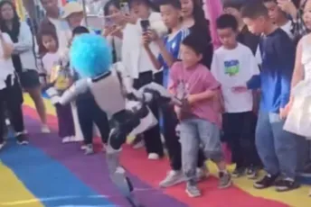 (VIDEO) Incident na javnom događaju: Robot nogom udario dijete u stomak