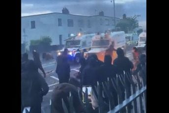 (VIDEO) Neredi u Sjevernoj Irskoj: Policija koristila vodeni top, masa ih gađala molotovljevim koktelima (VIDEO) Neredi u Sjevernoj Irskoj: Policija koristila vodeni top, masa ih gađala molotovljevim koktelima