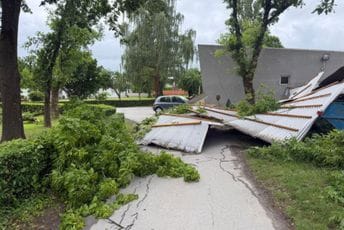 (FOTO) Nevrijeme zahvatilo Hrvatsku: Padao grad, jak vjetar čupao stabla i podizao krovove