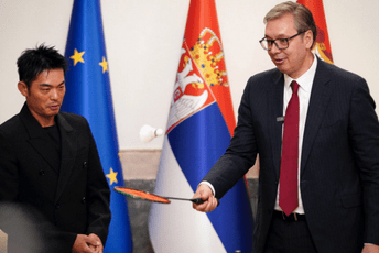 (VIDEO) Vučić zaigrao badminton sa svjetskim i olimpijskim prvakom, žalio se na mali reket