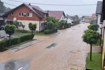 Pogledajte nevrijeme na sjeveru Hrvatske: Poplavljene ulice, oborena stabla, padao i grad... (VIDEO)