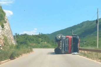 Župa Nikšićka: U prevrtanju kamiona povrijeđena jedna osoba