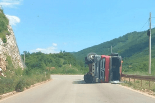 Župa Nikšićka: U prevrtanju kamiona povrijeđena jedna osoba