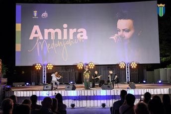 Amira Medunjanin spektakularnim koncertom otvorila ljetnju sezonu u Baru (FOTO / VIDEO) Amira Medunjanin spektakularnim koncertom otvorila ljetnju sezonu u Baru (FOTO / VIDEO)