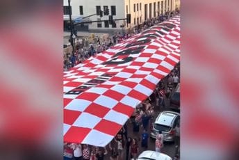 (VIDEO) Nevjerovatne scene: Hrvatski navijači u Dalasu raširili ogromnu zastavu