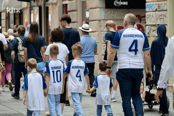 (FOTO) Fudbalska groznica i danas "trese" Sarajevo: I djeca i odrasli u dresovima omiljenih reprezentativaca (FOTO) Fudbalska groznica i danas "trese" Sarajevo: I djeca i odrasli u dresovima omiljenih reprezentativaca