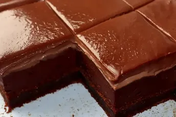 Čokoladne kocke koje se tope u ustima: Sočnom biskvitu i kremastim slojevima teško je odoljeti Čokoladne kocke koje se tope u ustima: Sočnom biskvitu i kremastim slojevima teško je odoljeti