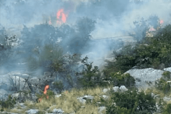 (VIDEO) Nevrijeme poharalo dio Dalmacije: Udari munja izazvali više požara