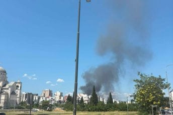 Podgorica: U požaru na Sadinama izgorjela baraka, vatra oštetila jedno vozilo Podgorica: U požaru na Sadinama izgorjela baraka, vatra oštetila jedno vozilo