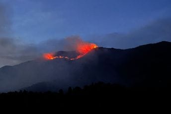 (FOTO/VIDEO) Požar na granici Crne Gore i Hrvatske: Vatra zahvatila šumski pojas