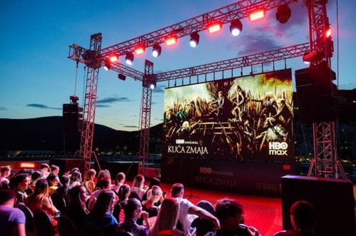 Vatra, more i zmajevi: MTEL i HBO Max premijerno prikazali „Kuću Zmaja“ pod zvijezdama na Luštici