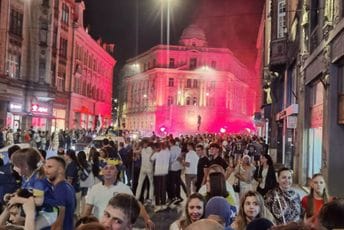 Euforija u Sarajevu: Hiljade ljudi na ulicama slave veliku pobjedu 'zmajeva'