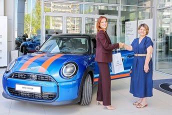 Uručeni ključevi dobitnici automobila u nagradnoj igri VRH kartice Uručeni ključevi dobitnici automobila u nagradnoj igri VRH kartice
