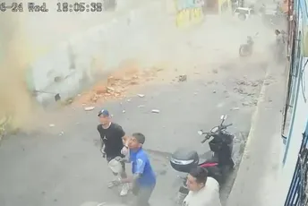 (VIDEO) Građani noć proveli na ulicama; Predsjednica Venecuele: Najmanje 32 osobe poginule i 700 ranjeno, stižu spacioci iz cijelog svijeta