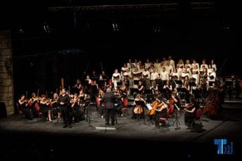 Muzika nadjačala kišu: Pred punim gledalištem uz opersko gala veče „Između neba i mora” otvoren Tivat Music Festival