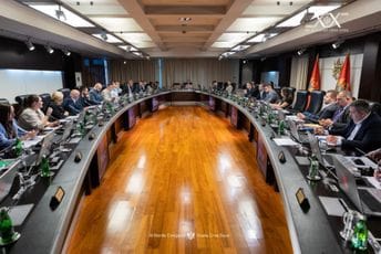 Najglomaznija Vlada u istoriji: Partitokratija koči Zakon o Vladi – fotelje preče od reformi Najglomaznija Vlada u istoriji: Partitokratija koči Zakon o Vladi – fotelje preče od reformi