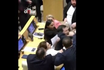 (VIDEO) Tuča poslanika u gruzijskom parlamentu, tukle se i žene