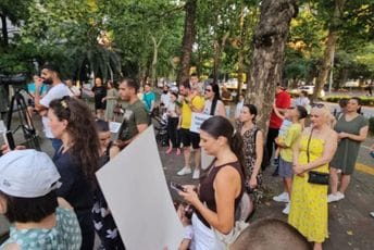 U Podgorici održan protest protiv obavezne vakcinacije za upis u vrtić