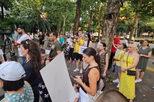 U Podgorici održan protest protiv obavezne vakcinacije za upis u vrtić