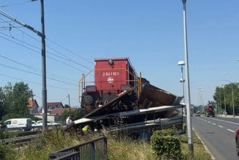 Zagreb: Voz iskočio iz šina, udario u bilbord