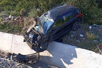Tivat: Auto sletio sa puta, jedna osoba povrijeđena