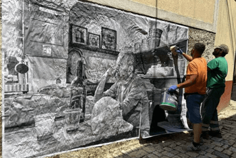 Neobična izložba u Pulji: Grad postao galerija na otvorenom, a na fotografijama su motivi – lokalnih mještana Neobična izložba u Pulji: Grad postao galerija na otvorenom, a na fotografijama su motivi – lokalnih mještana