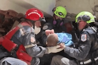 (VIDEO) Otac i sin, te majka i beba spašeni iz ruševina u Venecueli