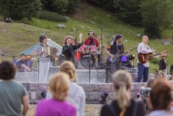 Spoj muzike i prirodnog ambijenta: Duo Bulatović-Nikčević i bend Tribute to Vaya Con Dios nastupili na Bukumirskom jezeru Spoj muzike i prirodnog ambijenta: Duo Bulatović-Nikčević i bend Tribute to Vaya Con Dios nastupili na Bukumirskom jezeru