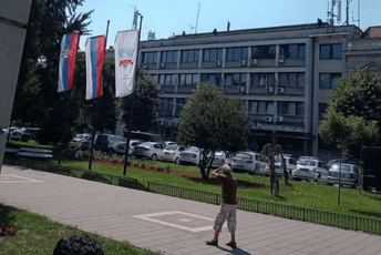 Srbija: Mladić prijetio da će skočiti sa krova zgrade policije