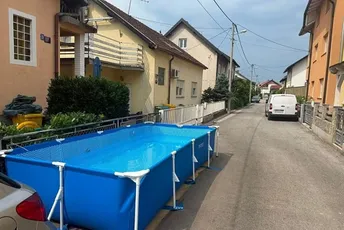 Nesvakidašnja situacija u Zagrebu: Žena postavila bazen na ulicu jer u dvorištu "nije bilo mjesta"