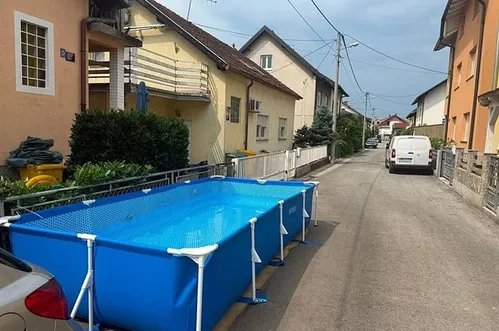 Nesvakidašnja situacija u Zagrebu: Žena postavila bazen na ulicu jer u dvorištu "nije bilo mjesta"