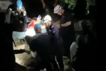 (VIDEO) Čudo u Venecueli: Trogodišnjak izvučen živ iz ruševina šest dana nakon zemljotresa (VIDEO) Čudo u Venecueli: Trogodišnjak izvučen živ iz ruševina šest dana nakon zemljotresa