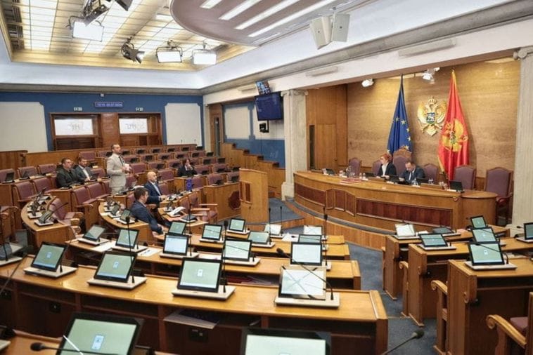 Mandić: Pozitivno ćemo odgovoriti na realne zahtjeve iz platforme opozicije; Nikolić: Glasate za Ustav Ranka Krivokapića