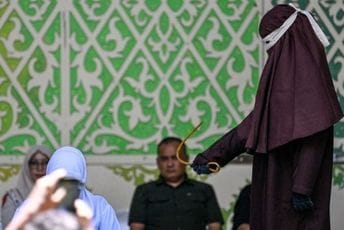 Mladi indonežanski par javno kažnjen bičevanjem nakon poljupca na TikToku