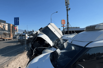 Udes na Zabjelu: Kamion probio ogradu i udario u parkirane automobile