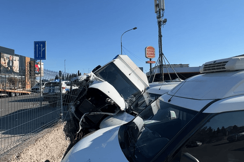 Udes na Zabjelu: Kamion probio ogradu i udario u parkirane automobile