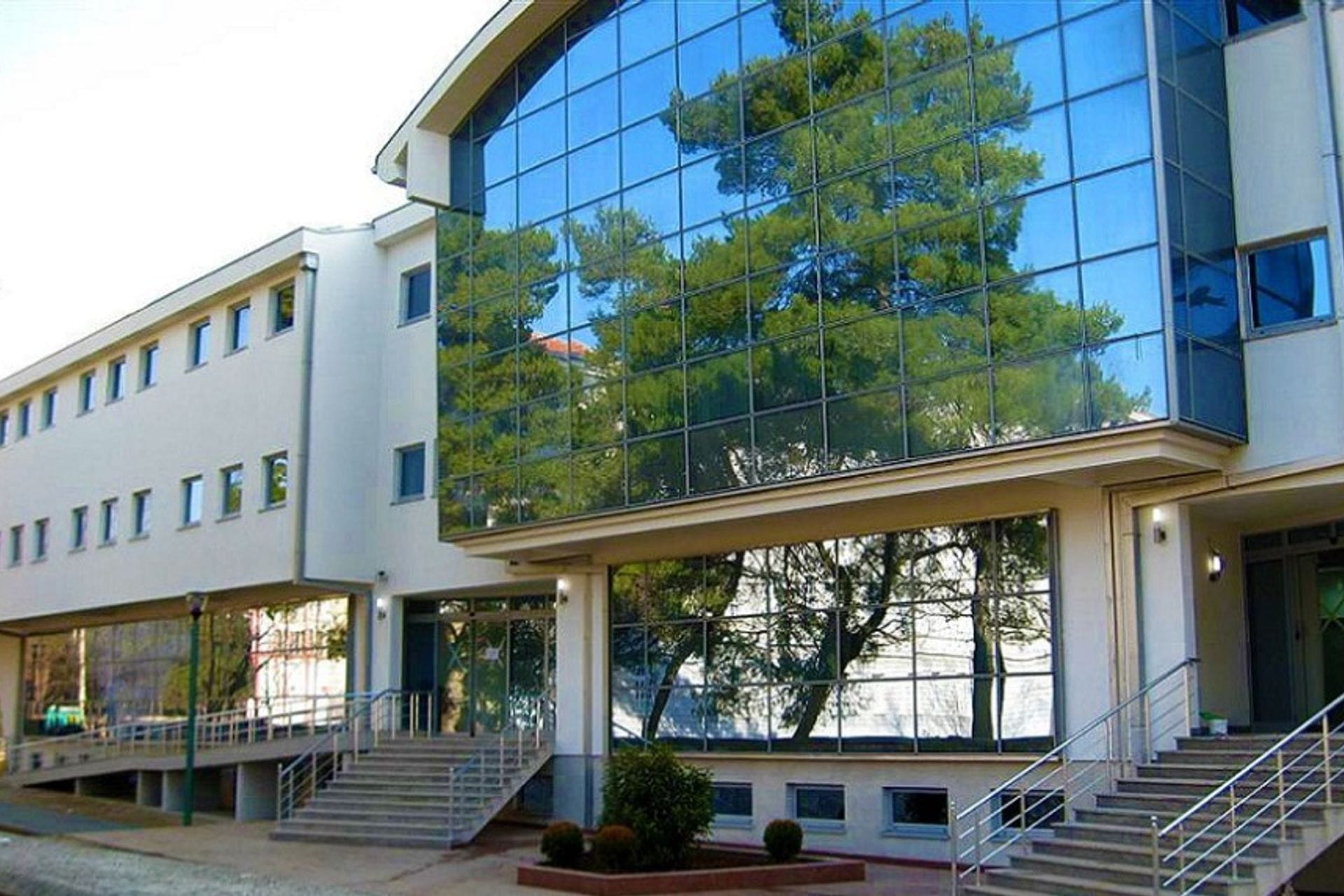 Fotografija 2: Spahić: Smijenjen sam uprkos obnovljenoj licenci; Zavod za školstvo: Potpis na rješenju autentičan, postupak sproveden po zakonu